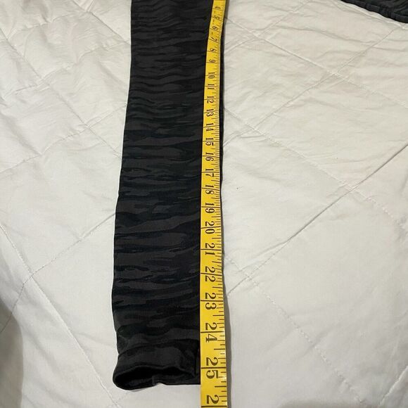 Assets By Spanx Womens Leggings Gray Black Camo Print Size Large Stretch - Picture 6 of 10